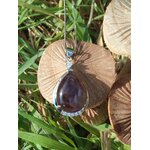 Pendentif goutte améthyste sur petits champignons dans l’herbe, cabochon violet foncé pour calme du mental et douceur intérieure