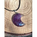 Pendentif lune en améthyste suspendu sur cordon noir, posé sur bois naturel, collier pierre violette inspirant détente, équilibre du cœur et sensibilité intuitive.
