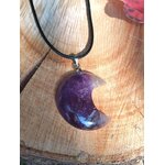 Pendentif lune améthyste violette sur bois clair avec décor rose, bijou de lithothérapie associé à la tendresse intérieure, à la sagesse et à l’apaisement des pensées.