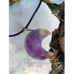 Pendentif lune en améthyste violette sur géode blanche et feuillage, bijou pierre naturelle associé à l’intuition, au calme intérieur et à la douceur émotionnelle.