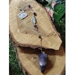 Pendule personnalisé en améthyste naturelle avec chaîne argentée, perles et breloque carrée, outil de radiesthésie ésotérique posé sur tranches de bois en décor nature.