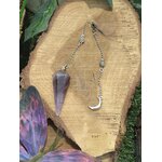 Pendule personnalisé en améthyste naturelle avec chaîne argentée et breloque lune, outil de radiesthésie ésotérique pour intuition et spiritualité, posé sur tranche de bois avec décor végétal.