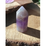 Pointe d’améthyste naturelle sur rondin de bois, cristal violet associé à la présence à soi, à la tranquillité et à l’équilibre intérieur.