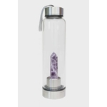 Bouteille d’eau en verre énergisante avec pointe d’améthyste naturelle, 500 ml, vue de face sur fond blanc, accessoire de lithothérapie pour l’hydratation et le bien-être.