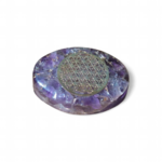Petit galet orgonite améthyste fleur de vie, vu de dessus sur fond neutre, galet de lithothérapie pour protection énergétique, harmonisation du lieu et connexion spirituelle