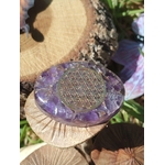 Petit galet orgonite améthyste fleur de vie, mis en scène sur des supports en bois, accessoire zen pour créer une atmosphère douce, favoriser la relaxation et accompagner le travail énergétique