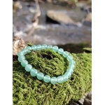 Bracelet aventurine verte 6 mm sur mousse naturelle en Bretagne, perles vertes en pierre naturelle pour apaisement émotionnel et harmonie du cœur.