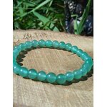 Bracelet aventurine verte sur support en bois en pleine nature, perles 6 mm pour paix intérieure, confiance douce et ancrage émotionnel