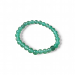 Bracelet aventurine verte sur fond blanc, perles rondes 6 mm sur élastique, calme intérieur, maîtrise de soi et équilibre affectif.