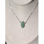 Collier pendentif pointe aventurine verte sur buste blanc avec chaîne fine en acier inoxydable, bijou pierre naturelle évoquant la paix mentale, la stabilité affective et l’harmonie intérieure.