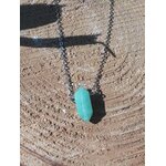 Collier avec pendentif en pointe d’aventurine verte, chaîne métallique posée sur une tranche de bois – bijou Magic Gaïa en pierre naturelle, lithothérapie pour soutien du chakra du cœur et du bien-être émotionnel
