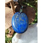 Pendentif en lapis lazuli bleu sur fond nature, bijou en pierre naturelle associé à l’expression personnelle, à la lucidité et à l’harmonie intérieure.
