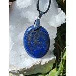 Pendentif en lapis lazuli bleu sur géode blanche, bijou en pierre naturelle relié à la franchise, à la stabilité émotionnelle et à l’éveil intuitif.