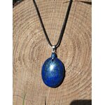 Pendentif lapis lazuli bleu sur fond bois, pierre naturelle reliée à la maîtrise de soi, à l’apaisement des pensées et à l’intuition profonde.