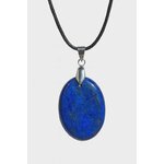 Pendentif en lapis lazuli bleu sur fond blanc, collier pierre naturelle évoquant la parole juste, le discernement et la confiance tranquille.