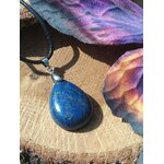 Pendentif goutte en lapis lazuli bleu sur rondin de bois avec ailes colorées, collier en pierre naturelle associé à la lucidité, à l’écoute intérieure et à la sérénité.
