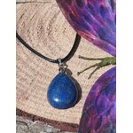Pendentif goutte en lapis lazuli bleu sur bois avec papillon violet, collier en pierre naturelle lié à la confiance douce, à l’intuition et à l’apaisement mental.