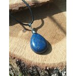 Pendentif goutte en lapis lazuli bleu posé sur rondin de bois, bijou lithothérapie évoquant la parole fluide, la présence d’esprit et le calme intérieur