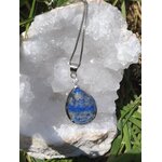 Pendentif goutte en lapis lazuli bleu sur géode blanche, chaîne réglable plaquée argent, bijou en pierre naturelle associé à la lucidité, à l’écoute intérieure et à la sérénité.