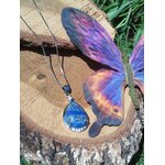 Collier goutte en lapis lazuli posé sur bois, bijou en pierre naturelle évoquant le calme des pensées, la parole fluide et la présence à soi.
