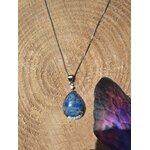 Bijou goutte en lapis lazuli sur décor nature, collier pierre naturelle associé à la sensibilité, à la créativité et à la paix émotionnelle.