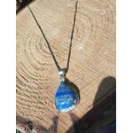 Pendentif lapis lazuli bleu en extérieur, pierre naturelle reliée à l’intuition, à l’assurance tranquille et à la clarté d’esprit.