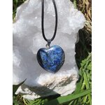 Pendentif cœur en lapis lazuli bleu sur géode blanche, bijou en pierre naturelle associé à l’expression personnelle, à la sagesse intérieure et à l’équilibre émotionnel.