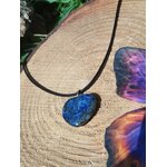 Collier cœur en lapis lazuli bleu sur rondin de bois avec ailes colorées, bijou pierre naturelle associé à la sensibilité, à la lucidité et à la douceur émotionnelle.