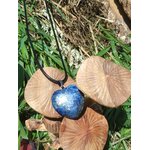 Pendentif cœur en lapis lazuli bleu posé sur petits champignons en extérieur, bijou en pierre naturelle évoquant la créativité, la présence à soi et la profondeur intuitive.