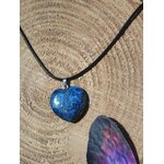 Pendentif cœur en lapis lazuli bleu sur rondin de bois avec aile violette, collier pierre naturelle relié à la franchise, au recentrage et à la tranquillité intérieure.