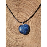 Pendentif cœur en lapis lazuli bleu sur rondin de bois, bijou pierre naturelle évoquant l’assurance, l’authenticité et le calme du mental.