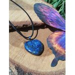 Pendentif cœur en lapis lazuli bleu sur bois avec aile de papillon colorée, collier en pierre naturelle lié à l’inspiration, à l’écoute de soi et à l’harmonie intérieure.