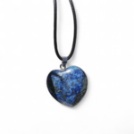 Pendentif cœur en lapis lazuli bleu sur fond blanc, collier en pierre naturelle relié à la clarté d’esprit, à la parole juste et à la paix intérieure.