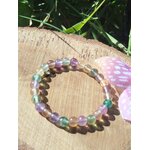 Bracelet fluorite multicolore en extérieur sur tranche de bois, bracelet en perles naturelles, harmonisation intérieure et lucidité