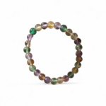 Bracelet fluorite multicolore sur fond blanc, bracelet en pierre naturelle aux tons translucides, concentration et tri mental