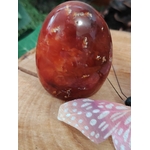 Forme libre Cornaline naturelle sur support bois avec décor féerique, pierre orange-rouge pour la lithothérapie – vitalité, créativité, confiance en soi.
