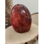 Forme libre Cornaline naturelle sur tranche de bois, pierre orange-rouge polie – soutien énergétique de vitalité, courage et équilibre du chakra sacré