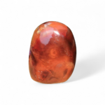 forme-libre-cornaline-naturelle-sur fond blanc-pierre-orange-rouge-pour-la-lithotherapie-vitalite-creativite-confiance-en-soi-chakra-sacre