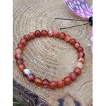 Bracelet cornaline en perles naturelles sur support bois avec décor féerique, bijou pour discernement, aplomb et ancrage solaire