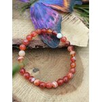 Bracelet cornaline sur support bois avec décor féerique, pierre naturelle orange pour courage, présence affirmée et énergie constructive