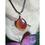 Pendentif en Cornaline naturelle sur support bois avec papillon, bijou orange pour vitalité, créativité et concentration en lithothérapie