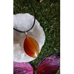 Pendentif Cornaline naturelle sur géode blanche avec décor de papillons, bijou orange pour vitalité, créativité et concentration.