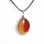 pendentif-cornaline-naturelle-sur-cordon-noir-sur fond blanc-bijou-energetique-pour-vitalite-creativite-et-concentration