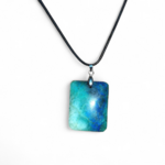 Pendentif azurite chrysocolle bleu vert sur cordon noir, présenté sur fond blanc, pierre naturelle reliée au calme intérieur, à la clarté émotionnelle et à la communication douce.