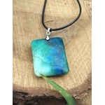Pendentif azurite chrysocolle bleu vert sur bois avec cordon noir, bijou en pierre naturelle évoquant la lucidité, l’authenticité et l’apaisement du mental.