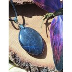 Pendentif sodalite bleue marquise sur cordon noir, bijou en pierre naturelle associé à la clarté d’esprit, à l’assurance et à l’expression sincère.