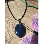 Pendentif en sodalite bleue naturelle sur cordon noir, bijou en pierre naturelle évoquant le calme intérieur, l’écoute de soi et la communication apaisée.