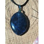 Pendentif sodalite bleue ovale sur cordon noir, pierre naturelle reliée à la sérénité des pensées, à la stabilité mentale et à l’expression personnelle.