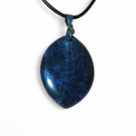 Pendentif sodalite bleue ovale sur cordon noir et fond blanc, pierre naturelle reliée au recentrage, à la concentration douce et à la parole fluide.
