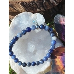 Bracelet sodalite bleue sur géode blanche, bijou en pierre naturelle pour calmer le flot mental et favoriser une expression sereine